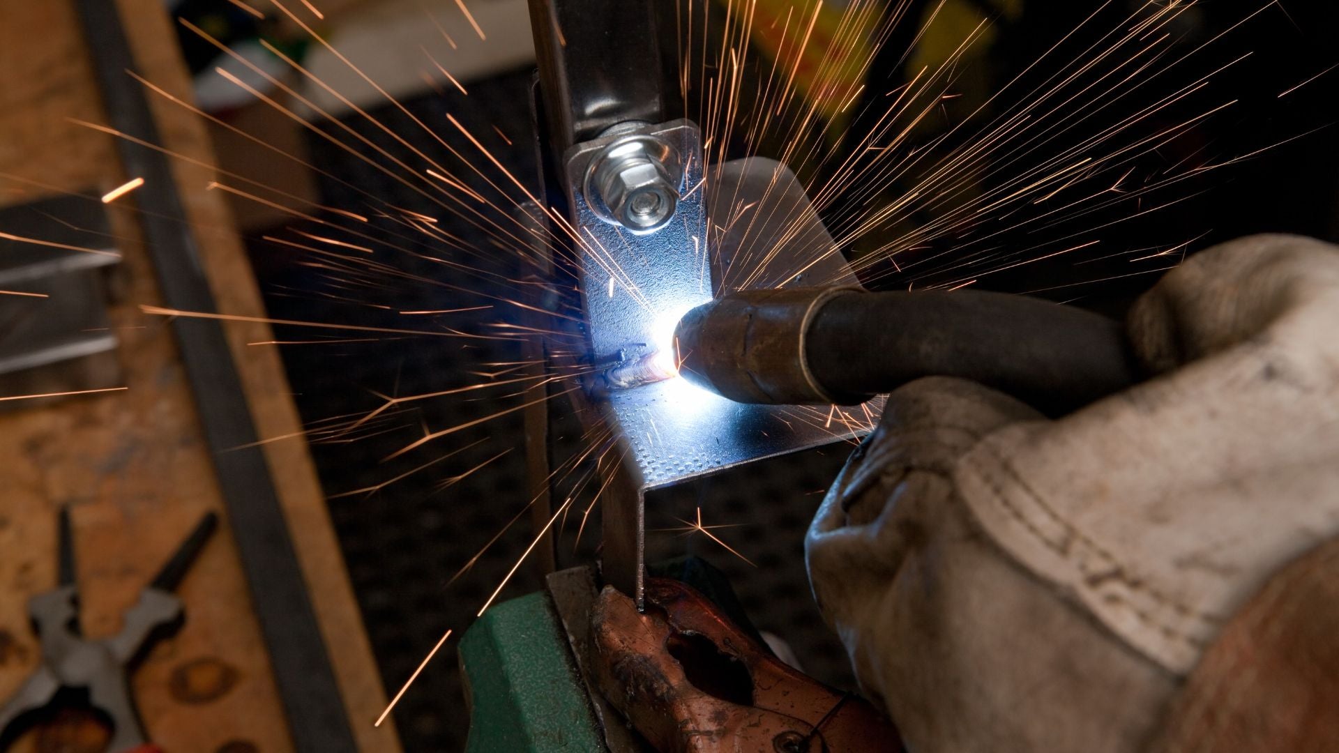 Baker's Gas Choosing the Right Welding Gun: MIG, Spool, or Push-Pull?